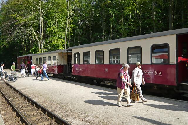Zustieg der Fahrgäste in den "Molli" der Richtung Kühlungsborn