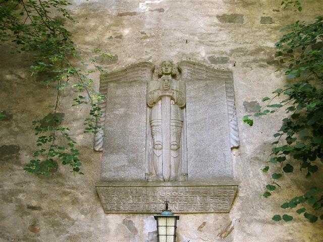 Die Kirche wurde dem Schutzheiligen St. Georg geweiht.