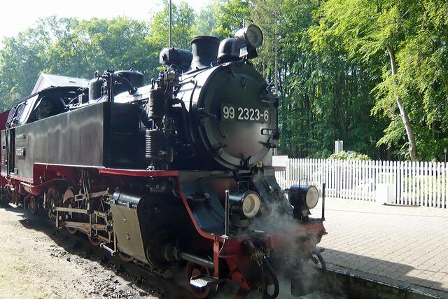 Der Gegenzug aus Richtung Kühlungsborn mit einer Lok der Baureihe 99 2323