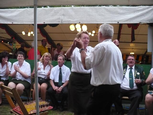 Fröhliche Runde mit König