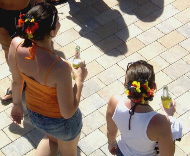 Haarschmuck schütz zwar nicht den Kopf, sieht aber nett aus