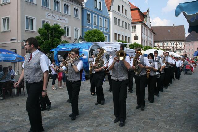 Die Neue Stadtkapelle Günzburg kündigte mit Musik den Umzug an