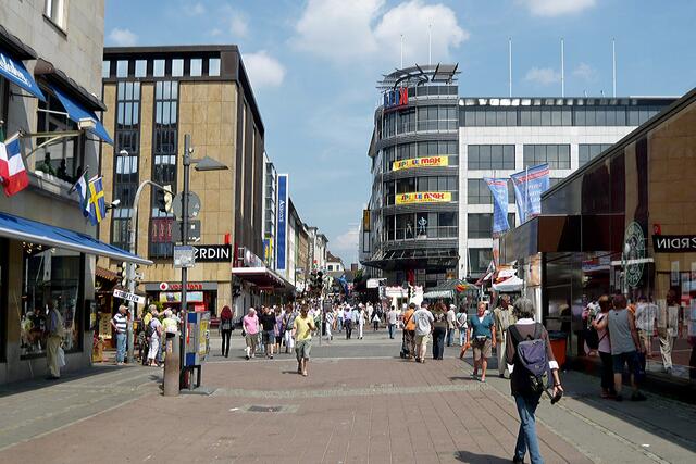 Auf der Holstenstraße in Richtung Alter Markt; das neugestaltete Einkaufszentrum LEIK (Kiel rückwärts gelesen), auf dem Foto rechts, ist im Kern das ehemalige Weipert-Kaufhaus von 1950.