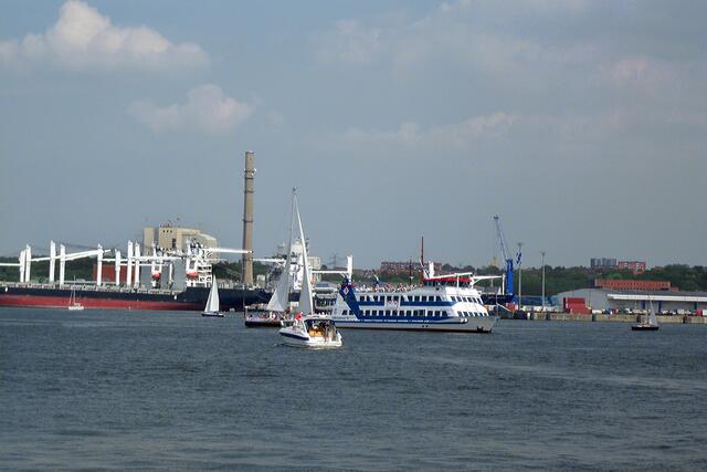 Fahrgastschiffe laden von mehreren Seebrücken zu Ausflügen auf der Kieler Förde ein.