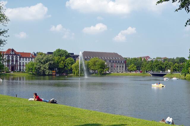 Der Kleine Kiel mit dem Justizministerium (von links), einem Gebäude von 1894, und der Förde-Sparkasse (1910) am Lorentzendamm