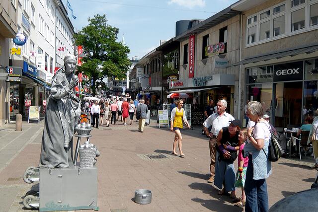 Kleinkunst erfreut in der Holstenstraße, Deutschlands erster Fußgängerzone seit 1953, sowohl Einheimische als auch Touristen.