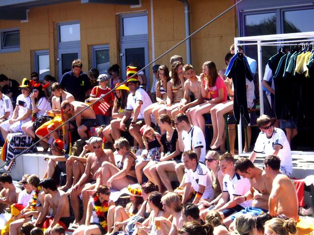 14:45 Uhr schon ziemlich dicht gedrägt sitzen die Fans da