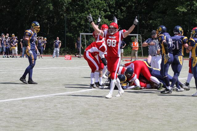 Florian Möckel freut sich über einen Touchdown von Nate Samas. (Foto: Gerhard Pohl)