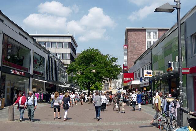 Die Achse Holstentörn-Holstenstraße-Alter Markt wirkt sehr ansprechend und ist Einkaufs- und Flaniermeile der Landeshauptstadt.