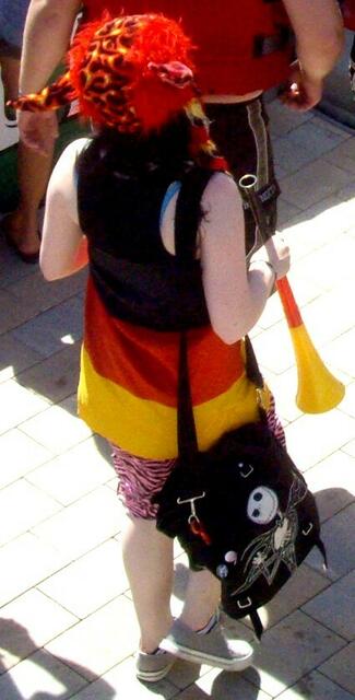 Teufelchen mit "Vuvuzela"