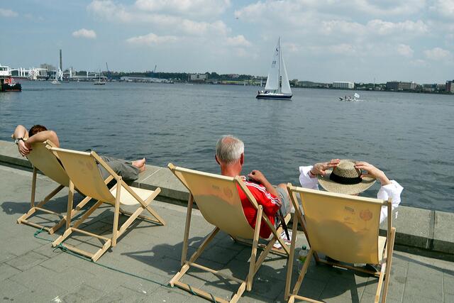 An der Kiellinie, der Hafenpromenade, zu sitzen, den herrlichen Ausblick auf die Förde sowie das Ostufer zu genießen und die frische Ostseebrise zu atmen, ist bei Einheimischen und Gästen beliebt.