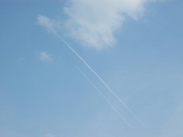 FFB, 30.6.10, 18:49 Uhr, parallele Streifen, ein  Flugzeug fliegt