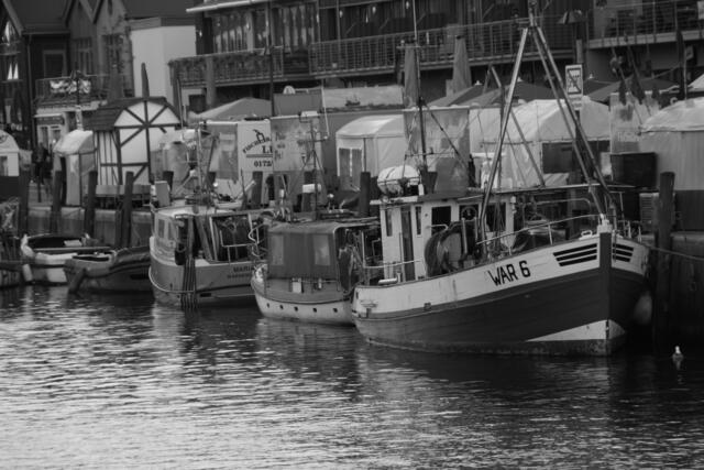 Fischerboote und Verkaufsstände