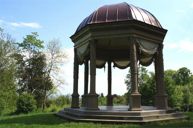 ... einem "Monopteros" - runder, offener Säulentempel. Das beherrschende Bauwerk des Schacky Parks.