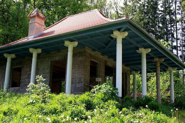 ... etwas abseits des Parkgeländes liegt das "Teehaus" mit seinem Pagodendach