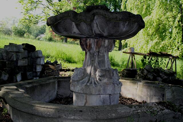 ... romantisch ruinöses Erscheinungsbild. Üppiges Grün und Kunststein-Grau!