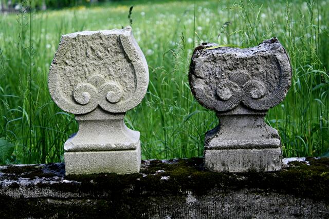 ... "Fragmente".  ;-) Jahrzehntelang umhüllte den Park eine geheimnisvolle Atmosphäre. Bekannt als die schönste Kuhweide im Pfaffenwinkel, fühlten sich die Kühe unterm Monopteros und zwischen den brüchigen Kunststein-Skulpturen, recht wohl.