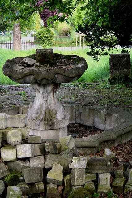 ... der "Froschbrunnen" - eine neobarock geschwungene Brunnenschale ruht auf riesigen Froschkörpern.