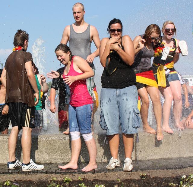 Bei aller Freude im Brunnen - Hochwertige Fotoausrüstungen sind ausgesprochen wasserscheu...