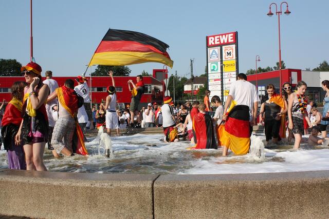 Pool-Party im Brunnen - der Stadtallendorfer Fußballkarneval mit südamerikanischem Flair