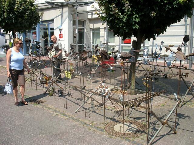 Metallkunst vor der Sparkasse