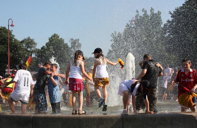Heiß, heiß heiß - Abkühlung im Brunnen
