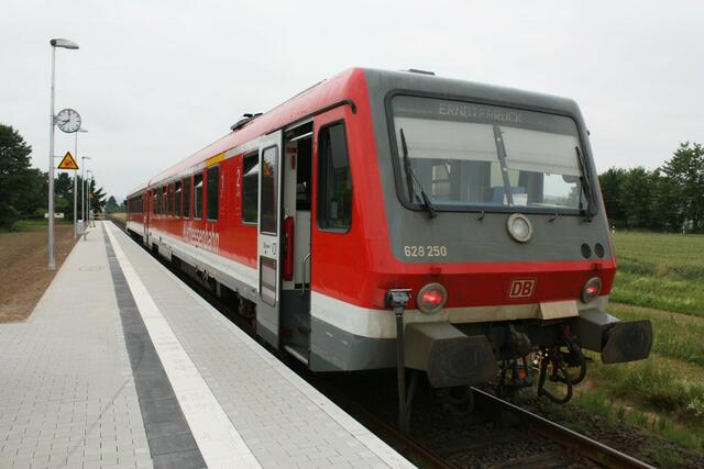 Erster Halt am neuen Bahnsteig (4.7.2010 8:38)