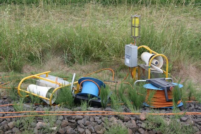 Beim Haltepunkt liegt noch eine Warnanlage für Bauarbeiter. (04.07.2010)
