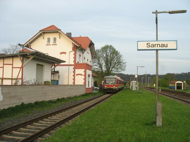 Ein Zug nach Frankenberg fährt durch den Bahnhof Sarnau (27.04.2008 19:52)
