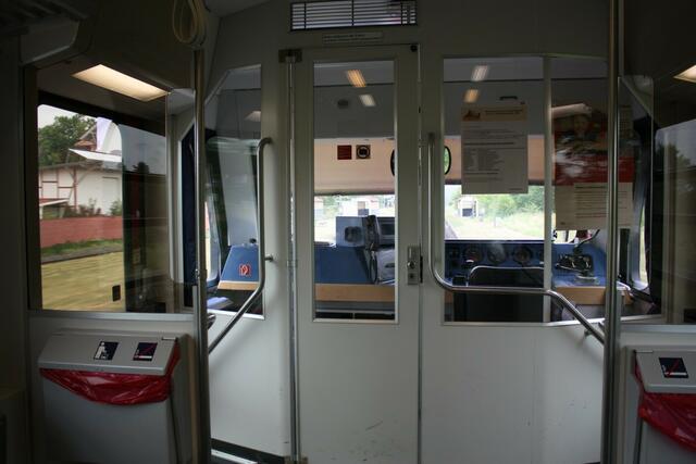 Am 7.4. fährt der Triebwagen am Bahnhof vorbei.
