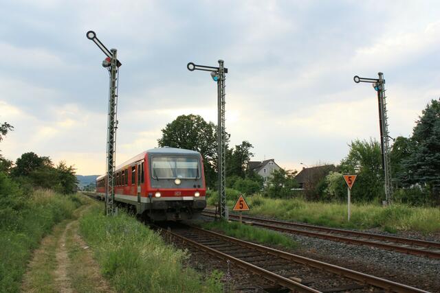Ein Zug Richtung Marburg verlässt den Bahnhof Sarnau (28.06.2010 19:23)