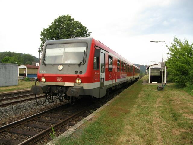 Gegen 18:42 Uhr fährt der letzte Zug von diesem Bahnsteig ab.