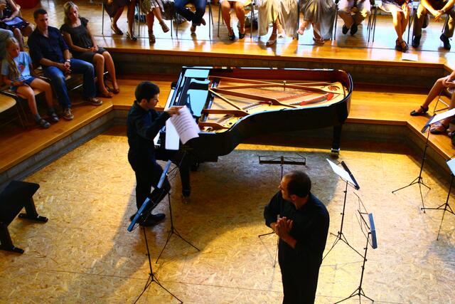 Clemens Weigel (vorne), Cellist des Ensembles und Moderator des Abends