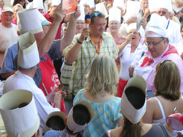 Die Moderatoren haben keine Scheu, sich in die „Hexenküche“ zu begeben und die Urkunde auszuhändigen