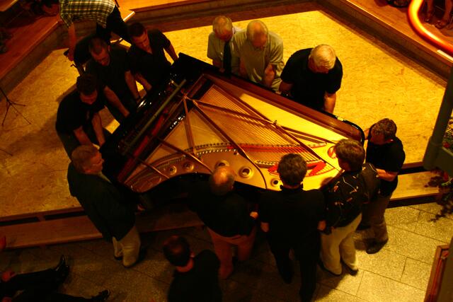 Die Landsberger helfen dem Ensemble den Flügel von der Bühne zu tragen, damit das Finale mit Gershwin beginnen kann