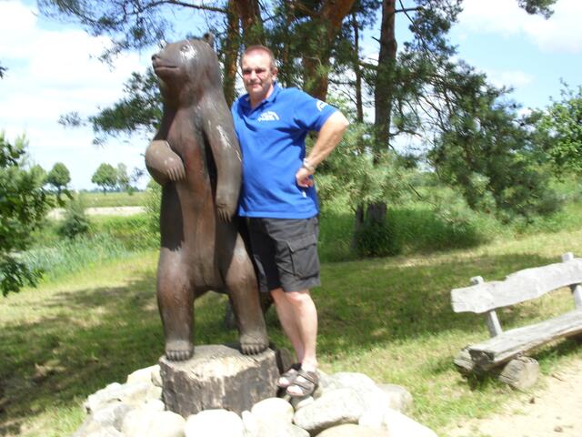 Der mit dem Bär posiert