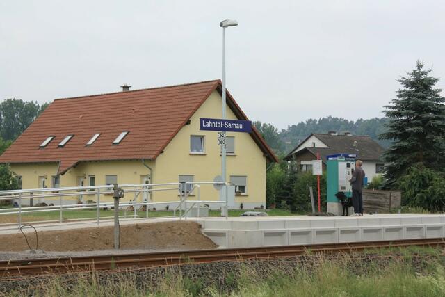 Ein neugieriger Besucher am neuen Haltepunkt (04.07.2010)