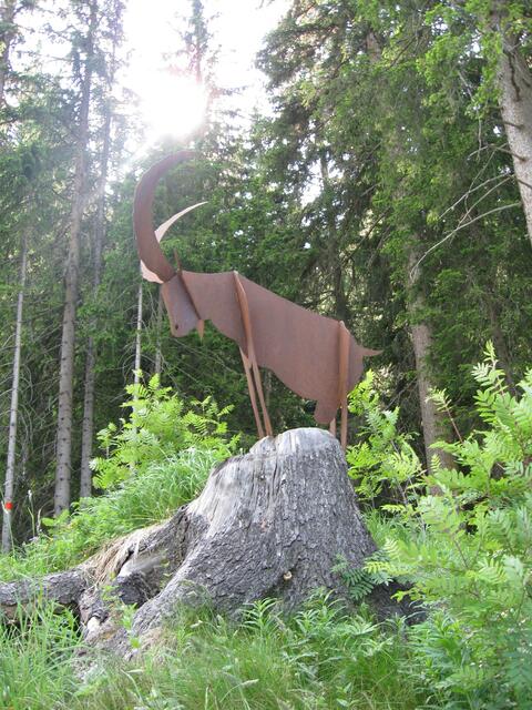 Das Wappentier das Kantons GR begrüßt uns bei der Einfahrt in den Ort