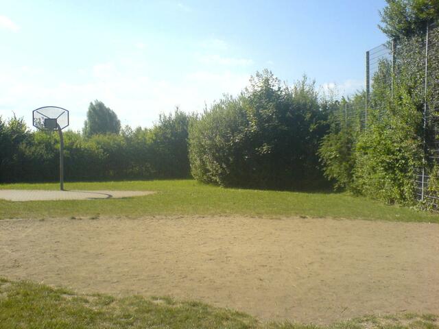 Spielfeld mit Basketballkorb