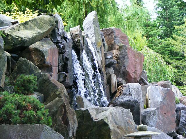 wasserfall im japanischen garten