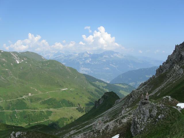 Blick ins Tal nach Westen, in der Bildmitte im Tal liegt Chur
