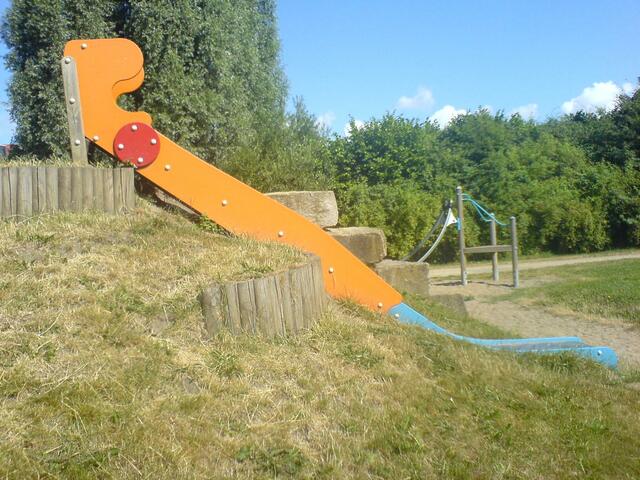 Rutsche auf Wiesenhügel
