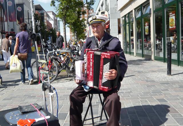 Der legendäre Straßenmusikant Michael Tryanowski an seiner Lieblingsecke Breite Straße/Kröpeliner Straße