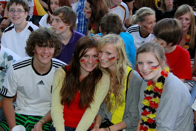 Diese Fans sicherten sich schon frühzeitig Plätze in der ersten Reihe