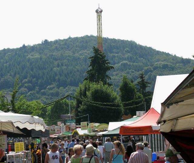 Fressgasse, Festzelt und Star Flyer im Hintergrund