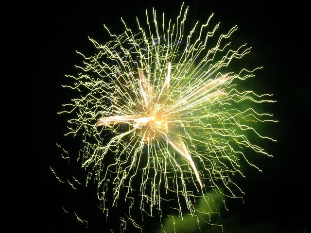 Eine bunte Blume zum Feuerwerk als Abschluss