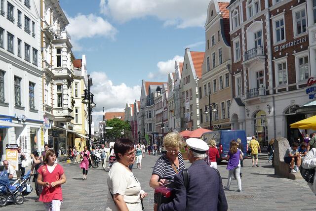 Auf der Kröpeliner Straße: Passanten im Gespräch mit Michael Tryanowski