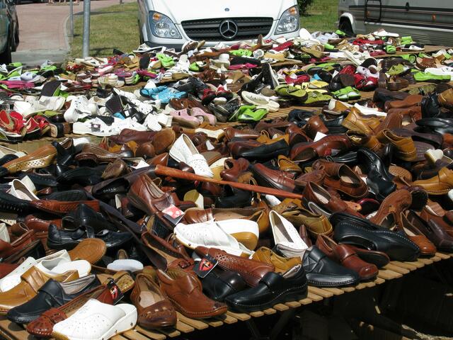 Ein Schuhstand wie auf dem Jahrmarkt