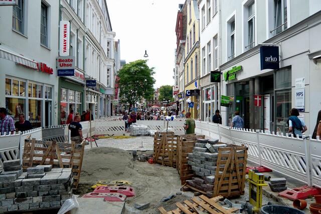 Die Arbeiten in der Fußgängerzone "Kröpeliner Straße" werden zum Neuen Markt hin fortgesetzt.