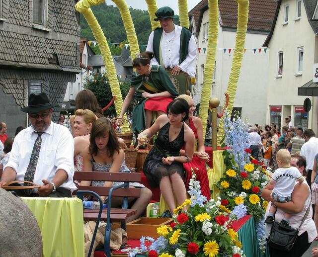 Die Kirschenkönigin beim Festzug
